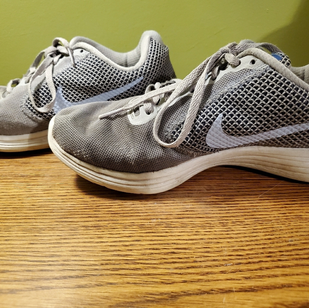 Size 9 womens nikes shoes.